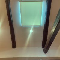 「傾斜高窓の暑さ対策!操作もスムーズな遮熱ロールスクリーンの施工事例|名古屋市」