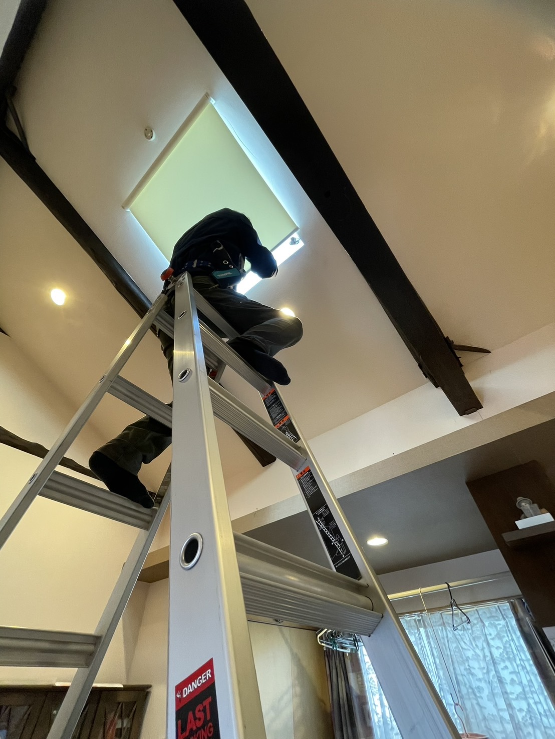 リトルジャイアントを伸ばしてダイニングの高窓へ届かせている様子。安定感のある足場選定