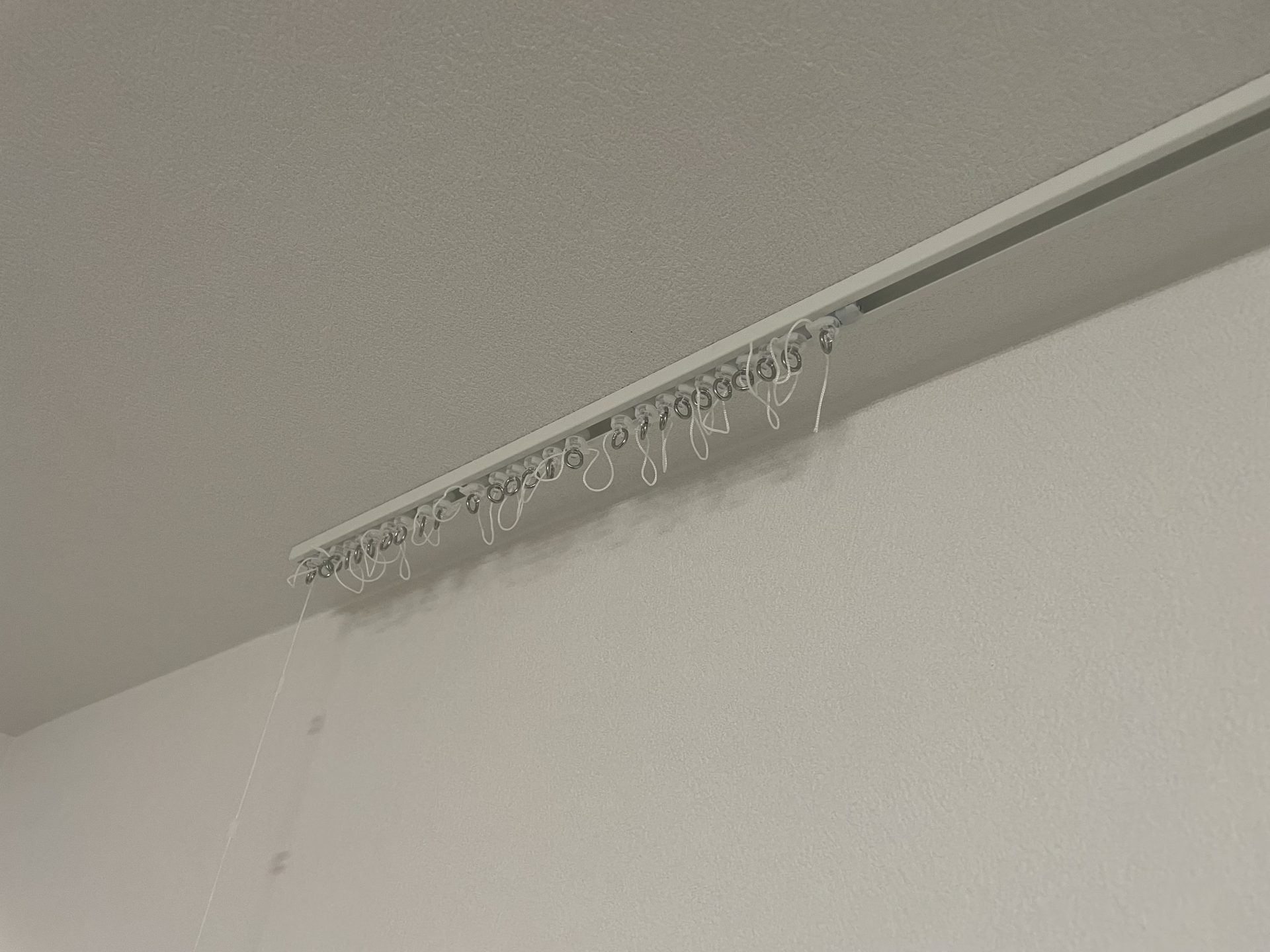 壁から5.5cm離して取り付けられたシエロミニのカーテンレール。ウェーブが干渉しない計算