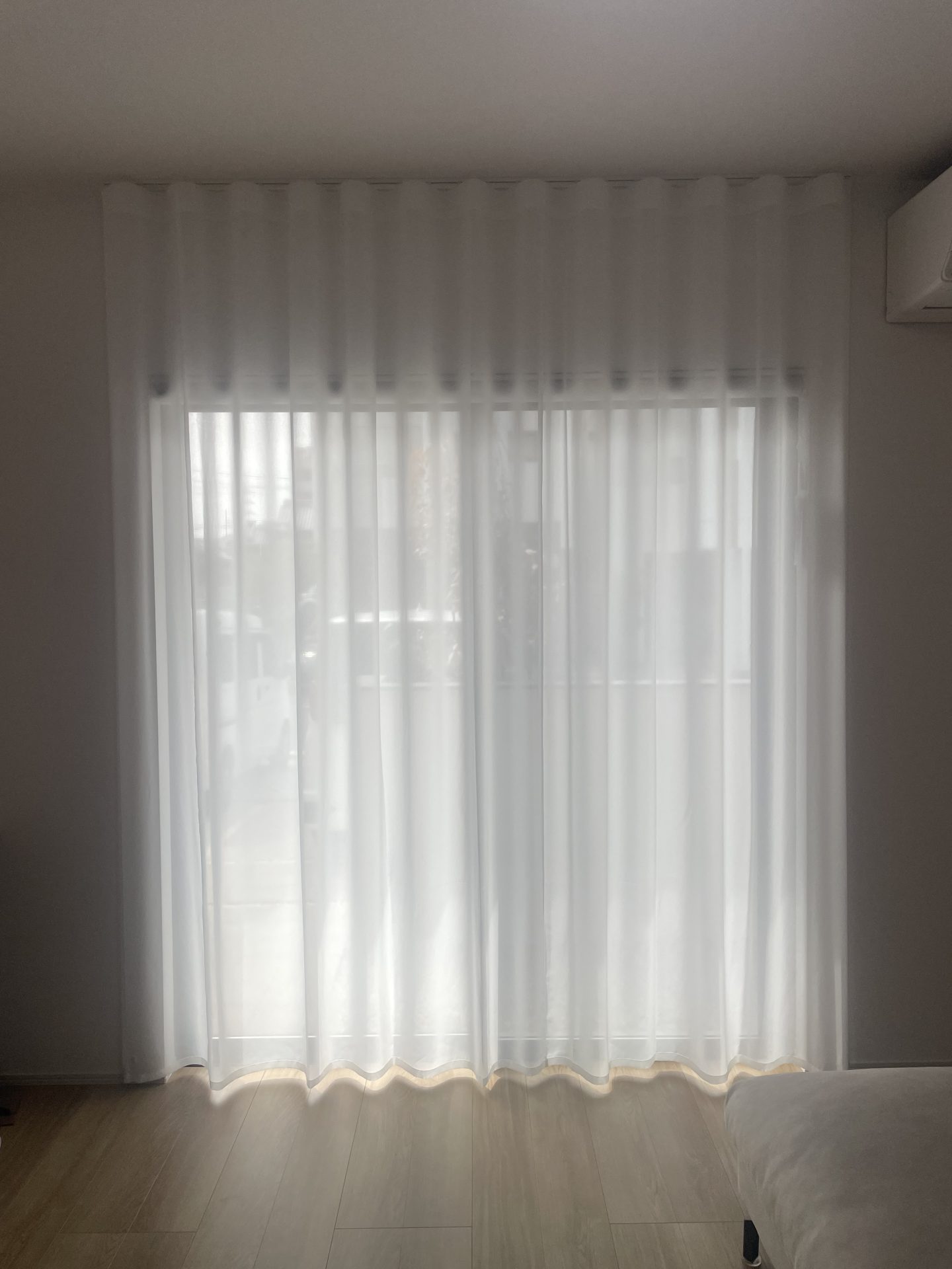 「フジエテキスタイル『ハクボ』をウェーブスタイルで。天井付けで叶える広々とした上質空間」