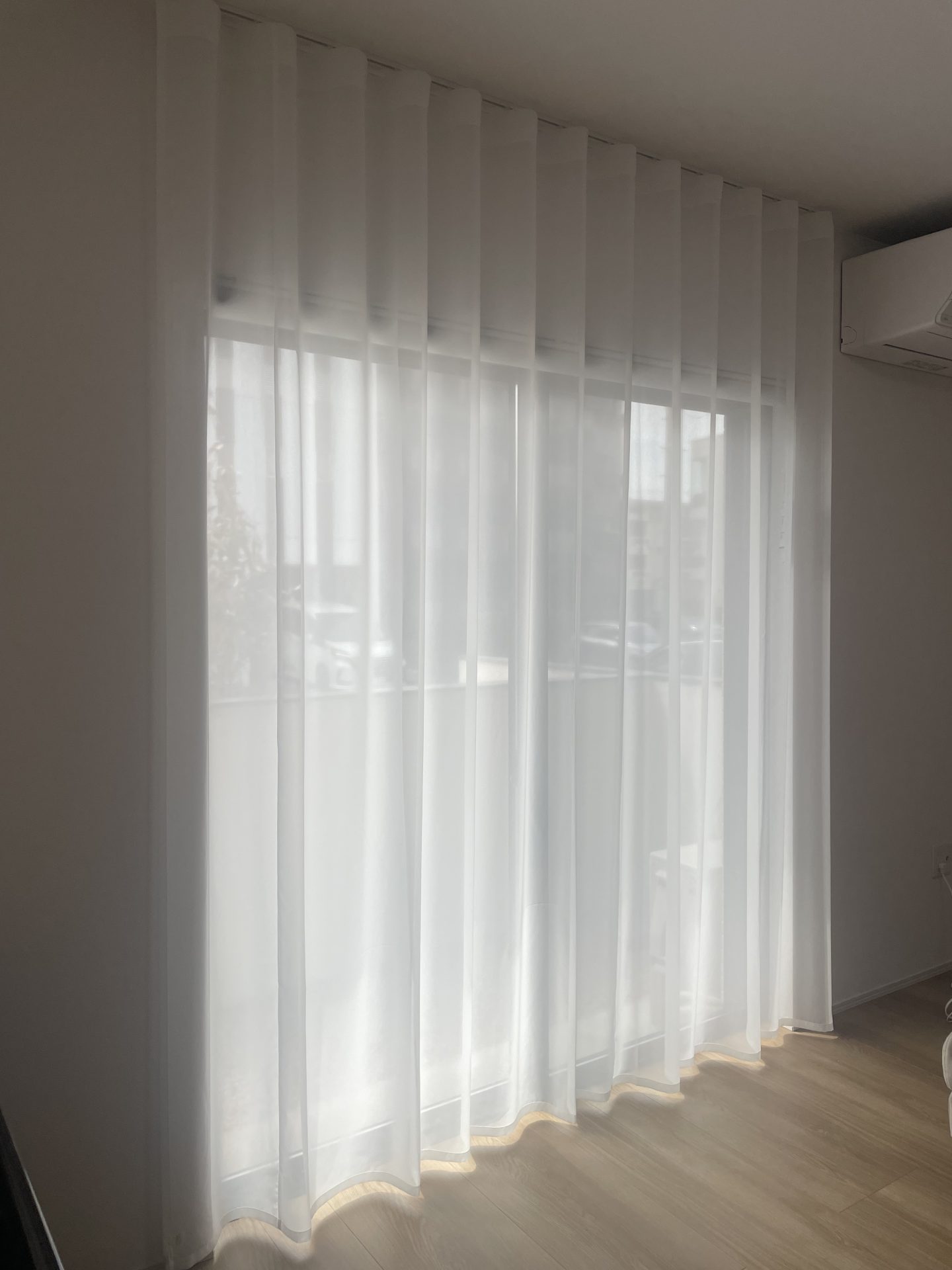 天井付けのウェーブスタイルで仕上げたフジエテキスタイルのハクボ。部屋が広く見える効果