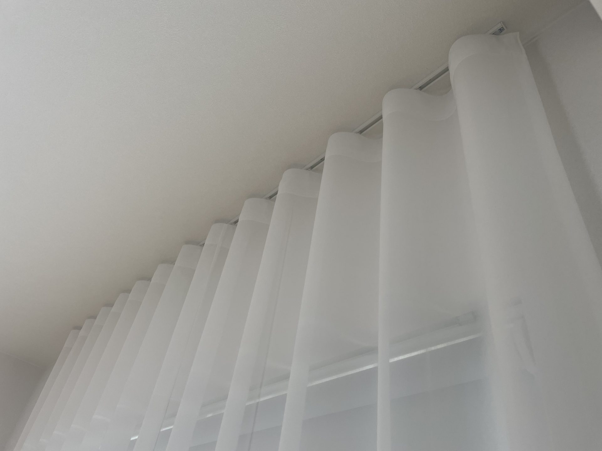 ジョーゼット生地ハクボの美しい透け感とシボ感。形態安定なしでもしなやかなウェーブ