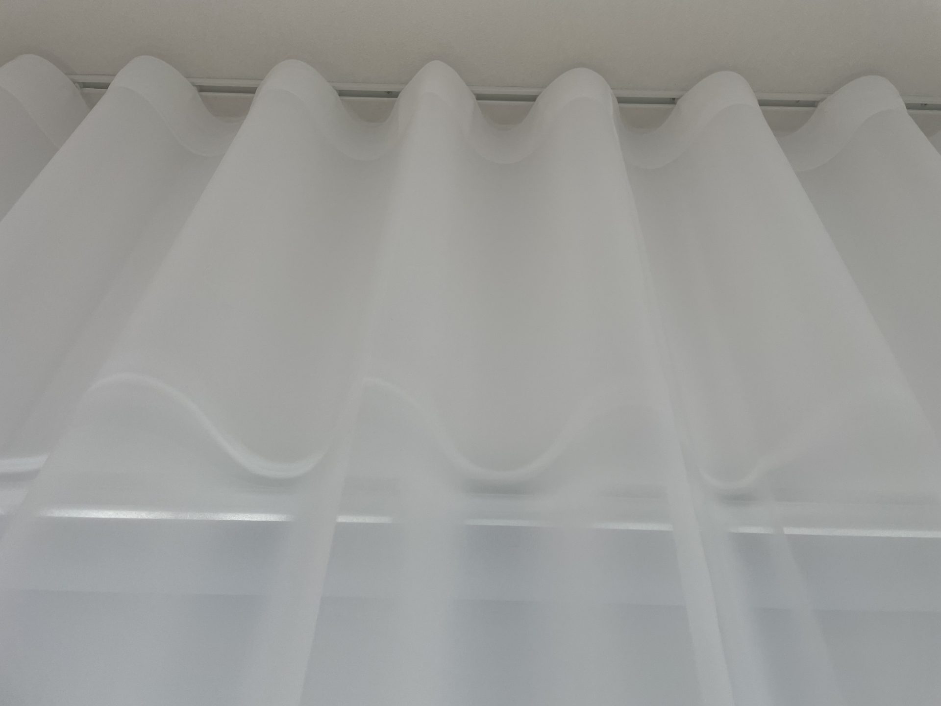 ジョーゼット生地ハクボの美しい透け感とシボ感。形態安定なしでもしなやかなウェーブ