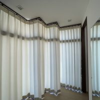 玄関クランク窓の遮蔽に片引きカーテンの事例