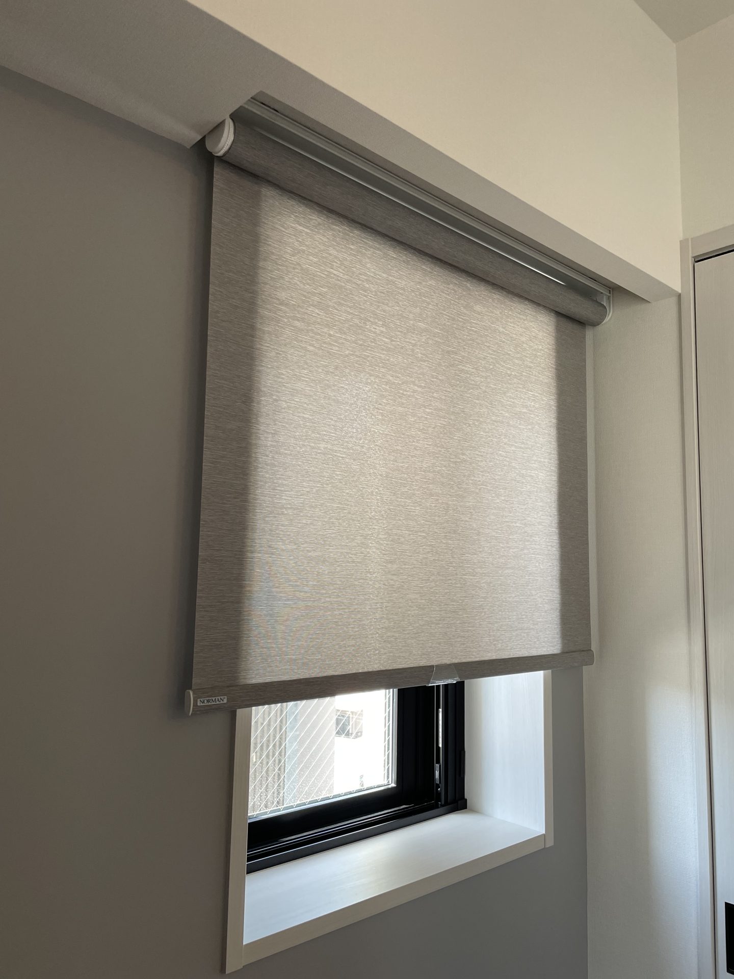 手軽に操作！ロールスクリーン・コードレスタイプの魅力 | 愛知県