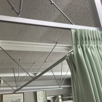 病院の仕切りカーテンに吊り型レール使用