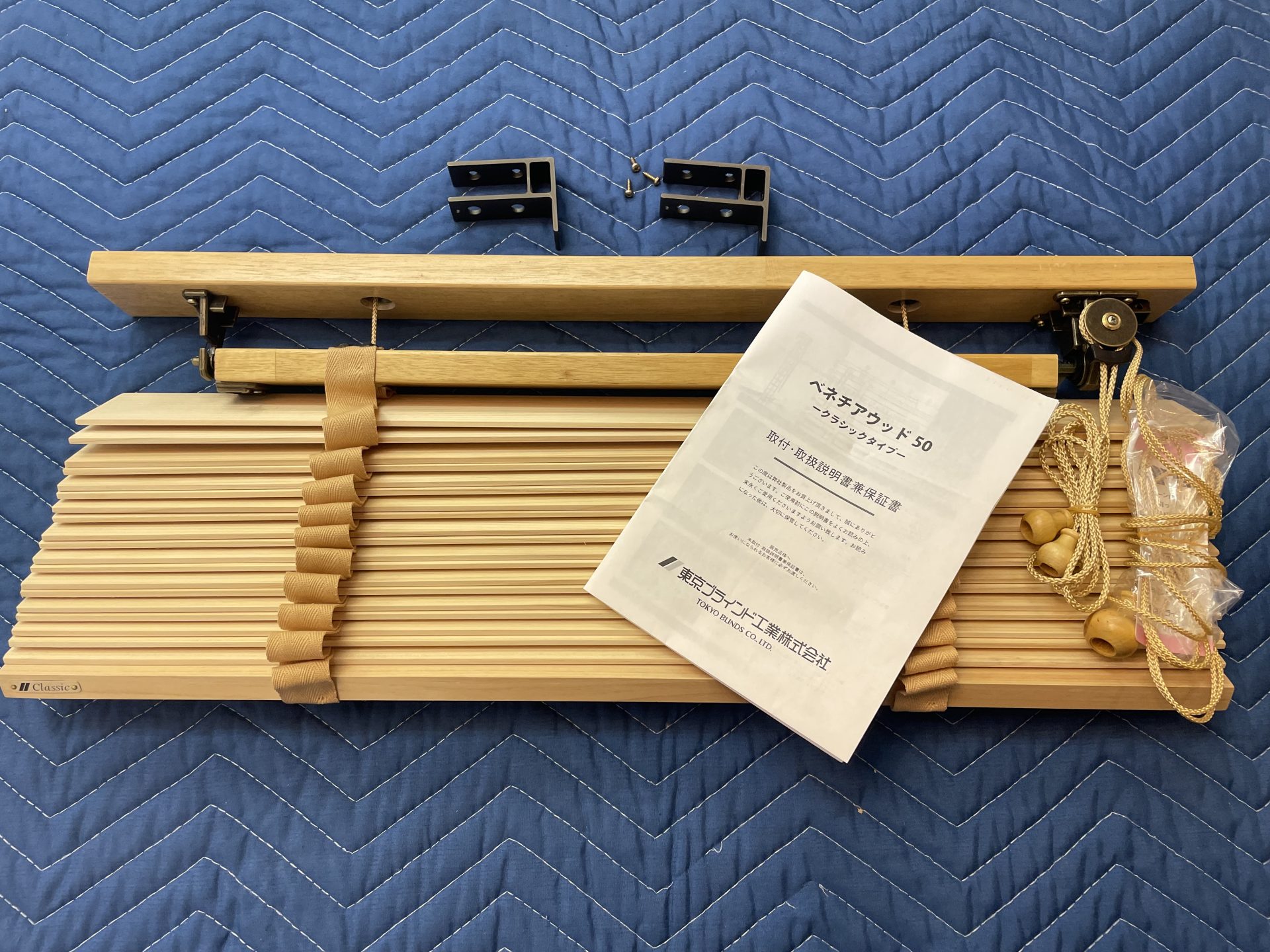 多摩産桧（ヒノキ）材のウッドブラインド/東京ブラインド製を店内展示