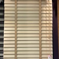 多摩産桧（ヒノキ）材のウッドブラインド/東京ブラインド製を店内展示