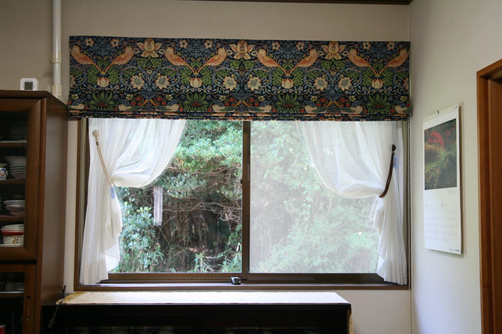 内窓（二重窓）設置でカーテンが付けられない？シェードとレールの「2重吊り」で解決した施工事例