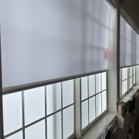 事務所に遮熱ロールスクリーン取付、防汚性「エコキメラ」を付加