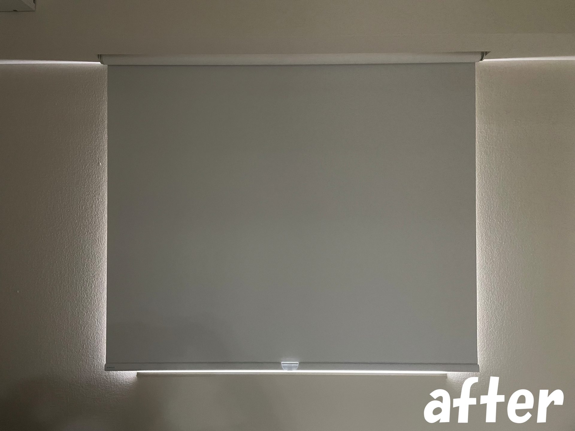 狭いカーテンボックスに収まった遮光ロールスクリーンの完成写真