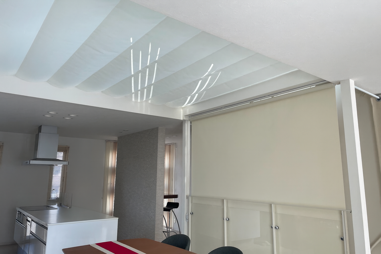 天幕カーテンと階段周りにロールスクリーンをつけた事例